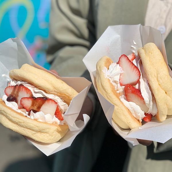 Hambúrguer de panqueca com recheio de creme de leite batido com