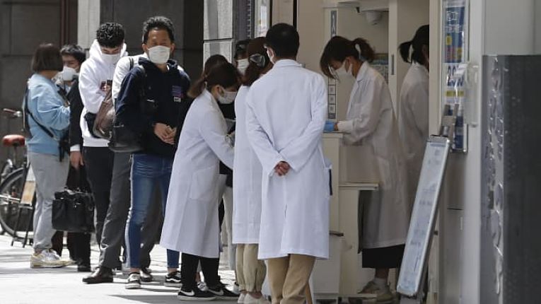 O primeiro-ministro Yoshihide Suga informou nesta quarta-feira (9) o Japão deverá imunizar toda a sua população até novembro