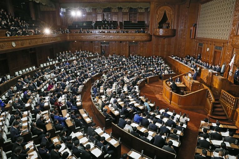 O LDP (Liberal Democratic Party) responde por cerca de 60% das cadeiras da Câmaras dos Representantes na Dieta Nacional, no entanto, só terá 15% das candidaturas representadas por mulheres em sua legenda nas disputas desse outono