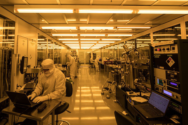 Atualmente é necessário um ambiente extremamente controlado (laboratórios específicos) para que os computadores quânticos funcionem