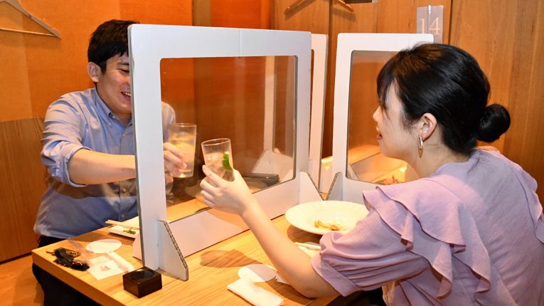 Para frequentadores de bares é ilógico parar de servir bebidas após 90 minutos pois bastará mudar de estabelecimento. Proprietários por sua vez perdem na quantidade de vendas que poderão se limitar aos 90 minutos em que os clientes consumirão bebidas alcoólicas