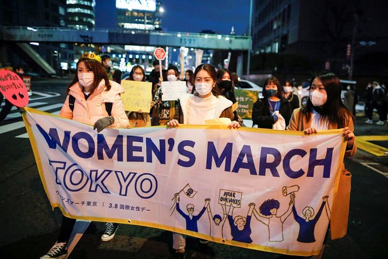 Mulheres marcham pelas principais vias de Tokyo no dia internacional da mulher exigindo uma mudança estrutural na sociedade japonesa que aumente a equidade de gênero no país