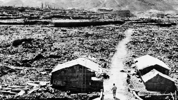 Foto mostra destruição causada pelo bombardeio atômico em Nagasaki no Japão