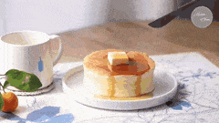 Panqueca japonesa sendo cortada para ostrar
