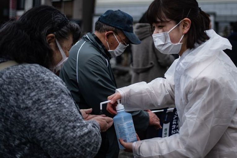 O Japão apresentou nas últimas semanas uma queda acentuada na quantidade de pessoas internadas no sistema de saúde. dessa forma, aliviando a pressão dos hospitais e dos profissionais de saúde