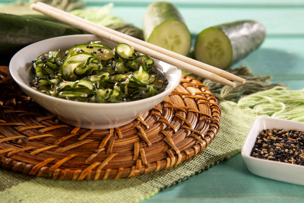 Salada de pepino japonês sunomono ou kiyuri namasu