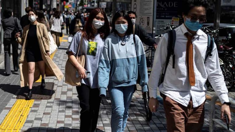 Apesar da baixa imunização no Japão, os índices de contaminações seguem abaixo de 2 mil casos e o número de óbitos também é baixo nessa última semana