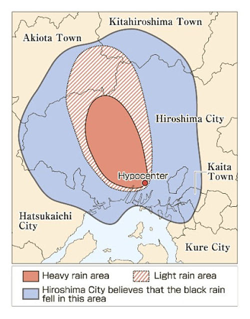 Atual mapa da zona da chuva negra: a zona vermelha é considerada a chuva mais radioativa ; a região listrada é considerada a chuva leve; a zona azul é a área que a cidade Hiroshima acredita que caiu a chuva negra