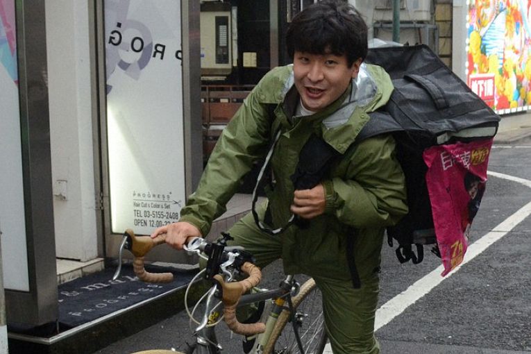 Taku Aoyagi, entregador de aplicativos e diretor de cinema acaba de lançar seu primeiro filme documental sobre sua experiência como entregador do Uber Eats: Tokyo Jitensha Bushi