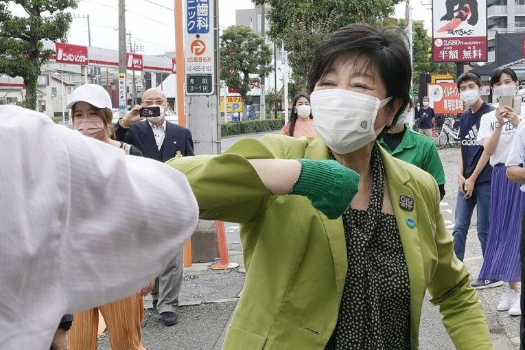 Após receber alta do hospital na quarta-feira (30 e junho) a governadora Yuriko Koike correu contra o tempo para fortalecer a campanha dos candidatos de seu partido
