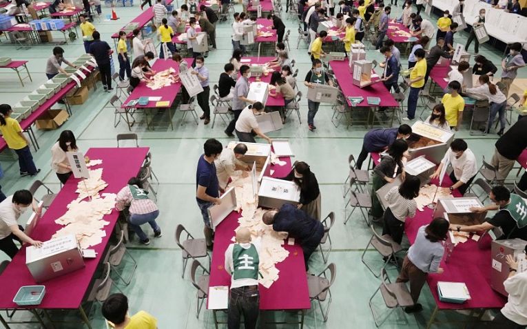 Apuração dos votos no domingo (4) para a Assembleia Metropolitana de Tokyo