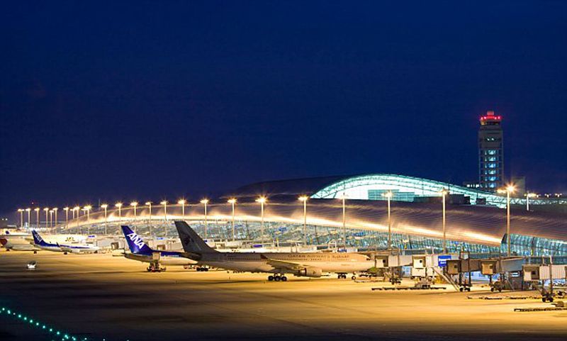 Aeroporto de Kansai, pista de aviões iluminadas durante