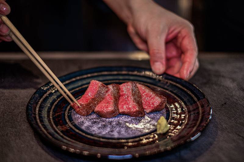 Fatias de wagyu servidas em restauranre