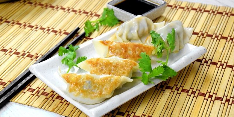 Gyoza pronto servido com molho