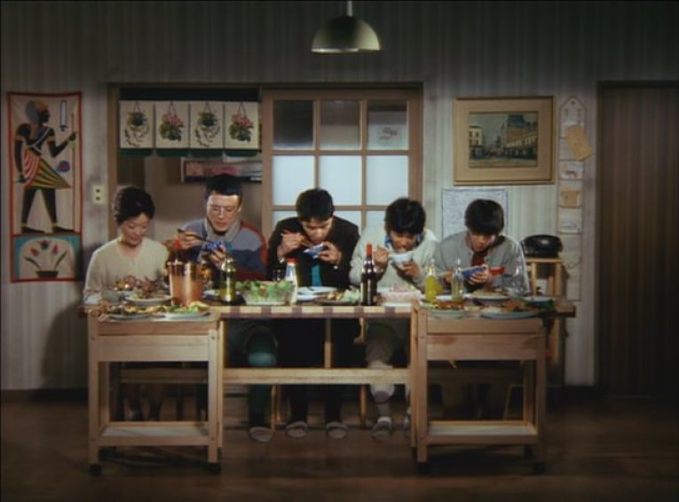 Cena do filme Kazoku Gēmu de 1983. Na imagem é possível ver como uma família de classe média do Japão se alimentava durante sua era dourada