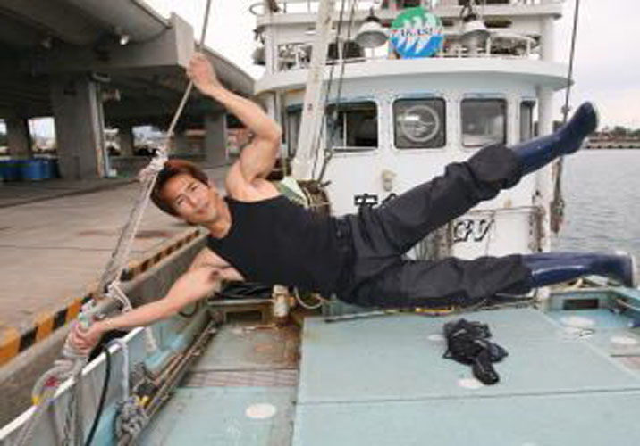 Makoto Nagano, ganhador do Sasuke, suspende o corpo de forma vertical em corda de barco