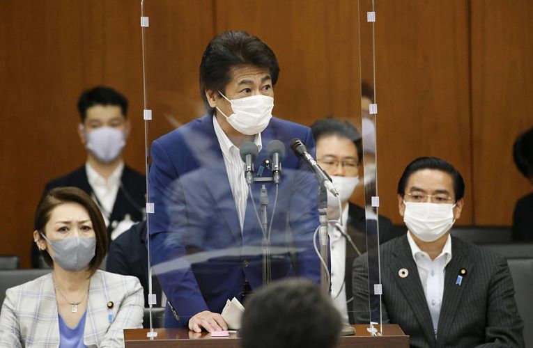 Ministro da saúde Norihisa Tamura defende a posição do governo alegando que o risco de pessoas com sintomas graves não consigam um leito dado a lotação nos hospitais