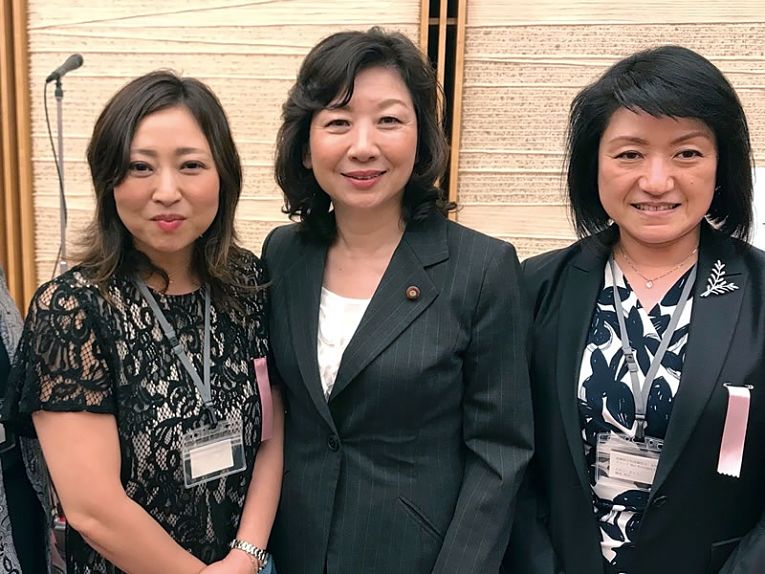 Obstetra, ginecologista e e integrante do comitê de especialistas do governo para questões sobre a violência contra as mulheres do Ministério da Saúde, Trabalho e Bem-Estar, Kyoko Tanebe, a direita