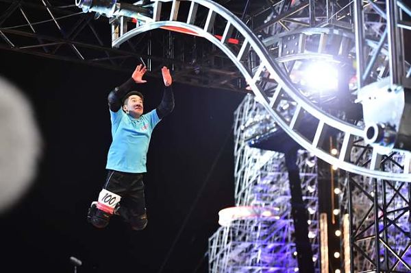 Participante número 100 pula para se segurar em barra