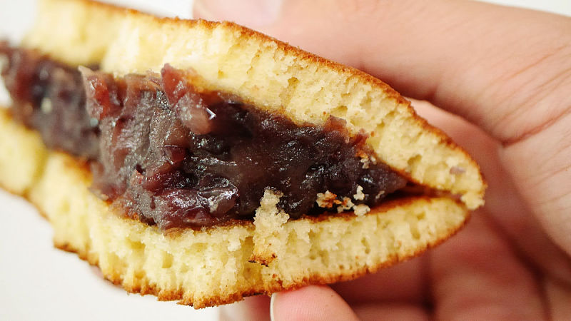 Massa de Dorayaki recheado com anko mostra consist