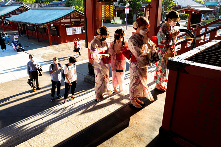 Mais de 200 mil pessoas seguem internadas com COVID-19 no Japão. Recentemente o sistema de saúde do país tinha 25 mil pessoas a mais. Foto por Athit Perawongmetha/Reuters