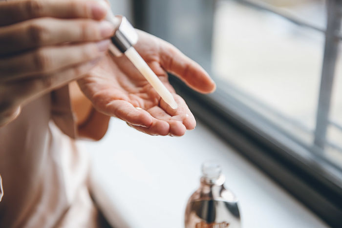 Uma gota de óleo de limpeza nos dedos