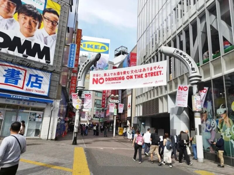 Placas proibindo consumo de álcool na rua em Shibuya em Halloween no Japão 2024