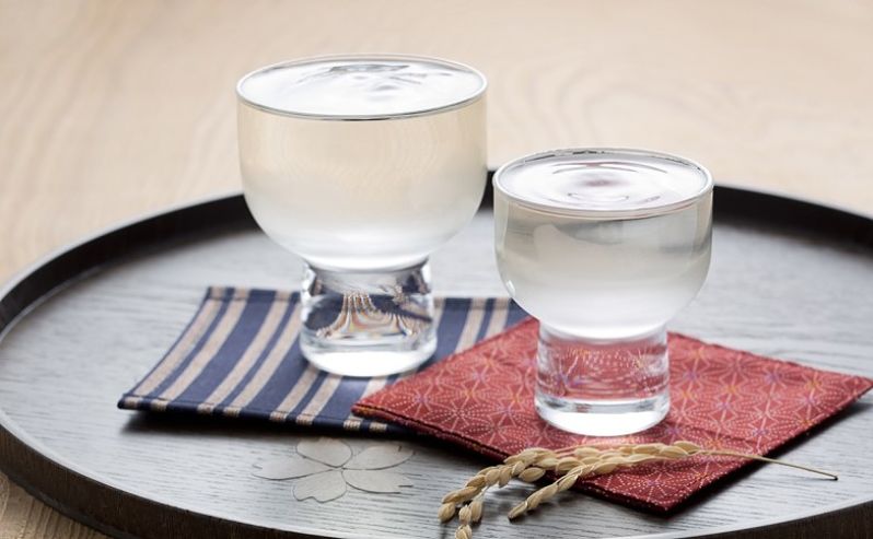 dois copos com shochu