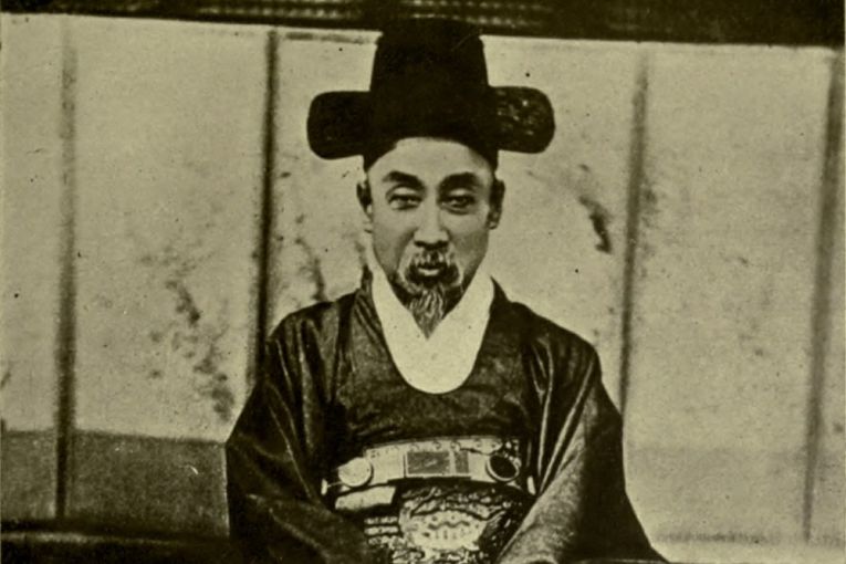 Heungseon Daewongun, pai do Imperador Gojong. Daewongun foi confrontado pela Imperatriz Myeongseong que era contra a influência japonesa em Joseon, o que fez dele o bode expiatório perfeito para o complô contra a rainha
