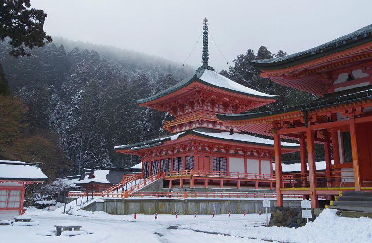 O Grande Salão de Estudos e Pagode Hokka Soji-in Toda do templo Enryaku-ji