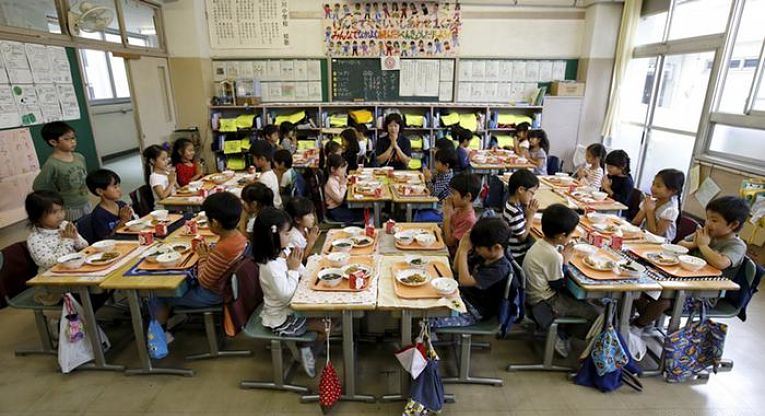 Para muitas crianças japonesas, as refeições oferecidas nas escolas são essenciais, por vezes, as únicas que terão no dia