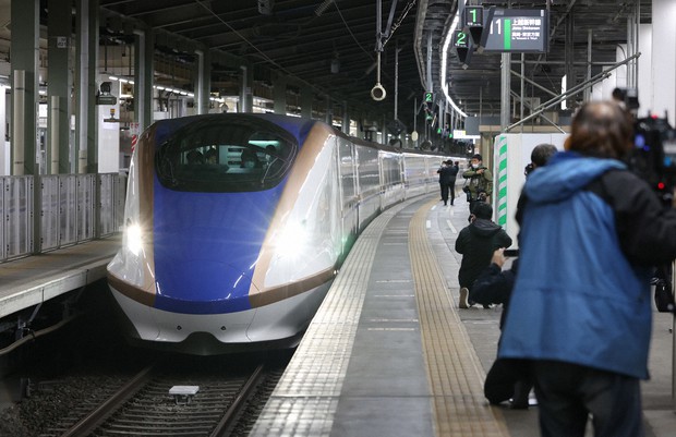 Shinkansen automatizado parte de plataforma com cobertura da mídia japonesa