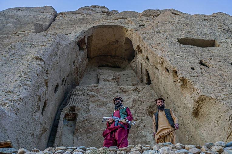 Dado a ameça do K-ISIS, os soldados do Talibã estão fazendo a proteção dos Buddhas que o próprio grupo destruiu em 2001