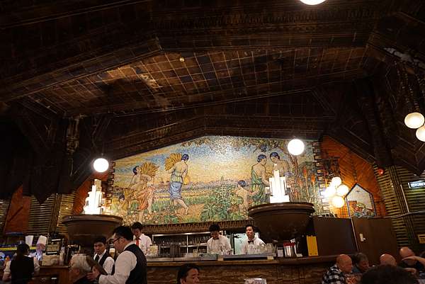 Detalhes da pintura que decoram o bar Ginza Lion Building