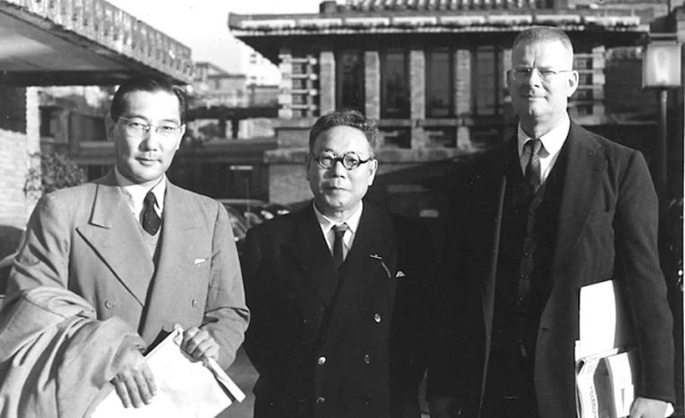 Dr. Eizaburo Nishibori e membro da JUSE (esqueda), Sigeiti Moriguti da Tokyo University (centro) e William Edwards Deming (direita) em uma pelestra de Deming na Keidanren, a Federação das Indústrias do Japão em 1950