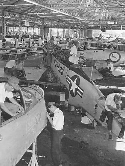 Para atender a demanda logística necessária para a guerra da Coreia, os EUA instalaram em Yokohama a 'Sede de Logística no Japão' em 25 de agosto. Entre 1950 e 1955 foram realizadas U$ 4,6 bilhões entre compras diretas e indiretas. Na imagem, trabalhadores japoneses reparam caças P-51 dos EUA