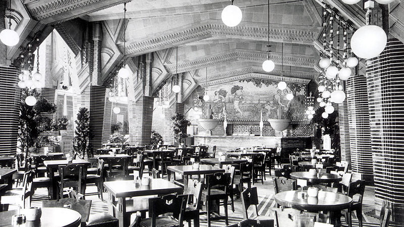 Foto antiga mostra interior do bar Ginza Lion Building na época de sua construção