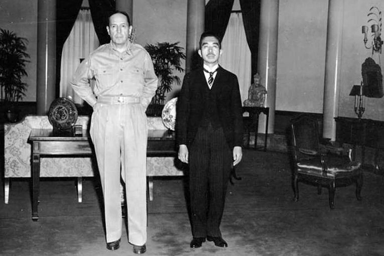 Primeiro encontro entre General McArtthur, comandante da ocupação aliada no Japão com o Imperador Hirohito no dia 27 de setembro de 1945