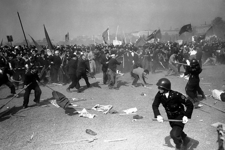 Manifestação no 1° de maio de 1952, dia internacional do trabalho, realizada por sindicatos, associações trabalhistas e simpatizantes do comunismo entraram em confronto com as forças de segurança de Tokyo. Houveram muitos feridos nos dois lados