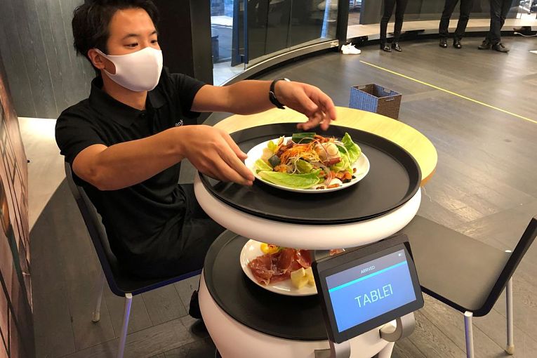 Servi, robô desenvolvido pela Softbank Robotic Corp. e utilizado nas redes de restaurantes Yakiniku King e Shushi & Shabu Yuzu-Na 