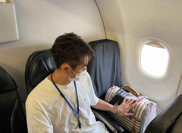Lugar dentro do avião destinado a dono e pet no avião