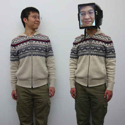 Pessoa ao lado do uber humano que usa capacete ChamaleonMask