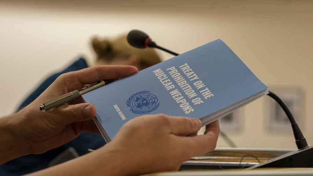 Estudantes entrevistam sobrevivente de bomba atômica e pedem que Japão assine tratado de banimento de armas nucleares