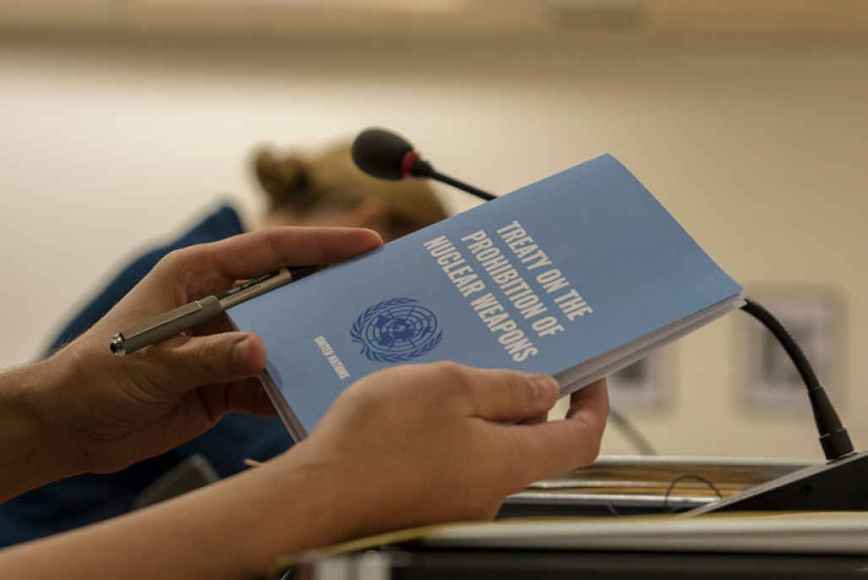 Estudantes entrevistam sobrevivente de bomba atômica e pedem que Japão assine tratado de banimento de armas nucleares