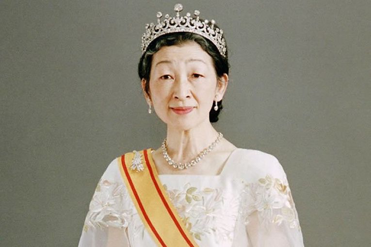 Imperatriz emérita Michiko sofria ataques semanas de tabloides e revistas pouco ou nada éticas