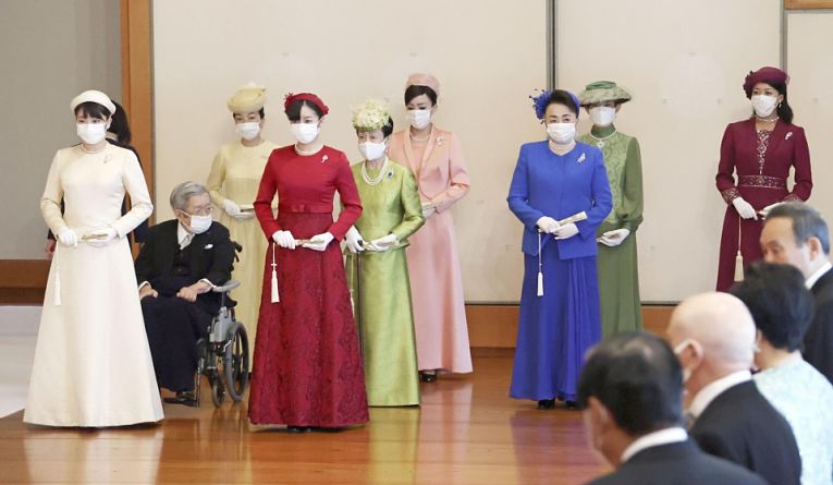 Apesar de trabalharem ativamente em prol da família Imperial e do Japão, por causa da lei de 1947, nenhuma delas poderá assumir o trono crisântemo enquanto a Dieta não criar uma lei que permita