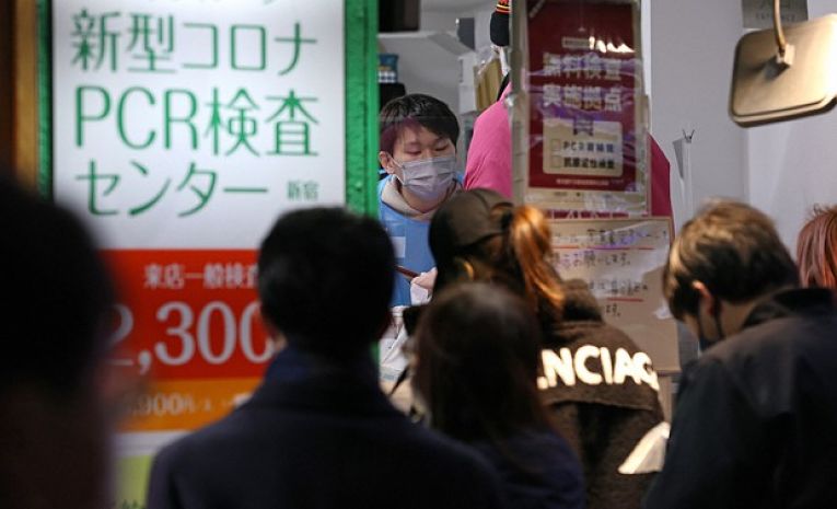 Apesar da queda da cooperação dos esforços de combate a pandemia de COVID-19, 3 em 4 japoneses temem a infecção pela variante Omicron do SARS-CoV-2