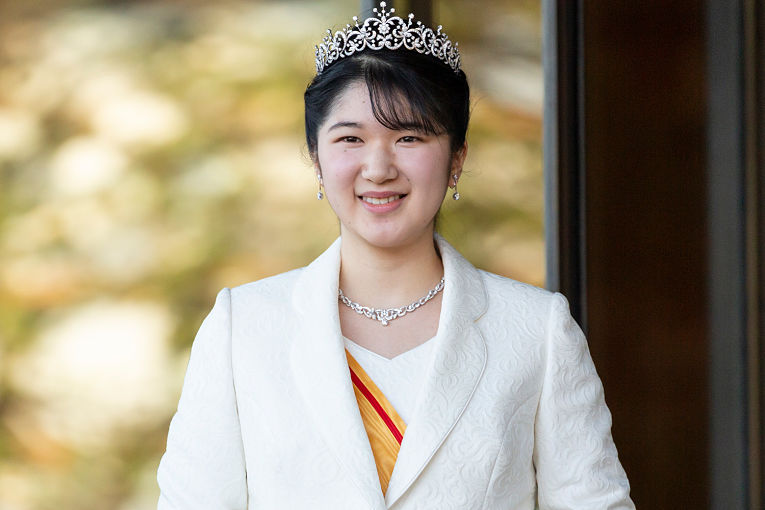 3 em 4 japoneses (com uma pessoa entre as 3 que apoiam que demonstram dúvidas) apoiam que uma mulher possa ser a Imperatriz do Japão, contudo, metade dos entrevistados suportam a ideia de reviver os antigos ramos da família Imperial para que os homens perpetuem no trono crisântemo 