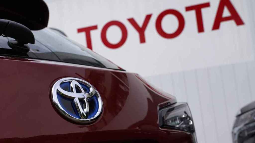 Logo e carro da Toyota