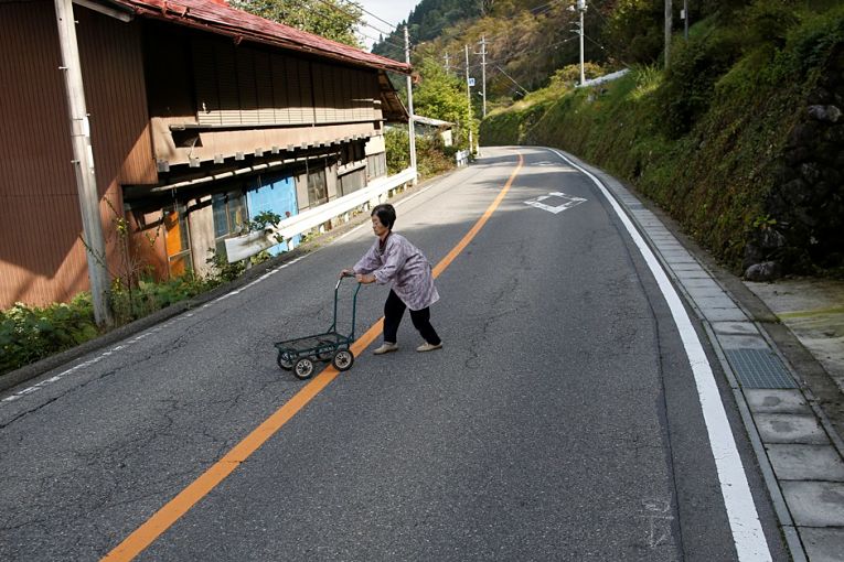 Baixa taxa de natalidade e poucas oportunidades profissionais estão levando pequenas cidades a depopulação total. Foto por Issei Kato, Reuters